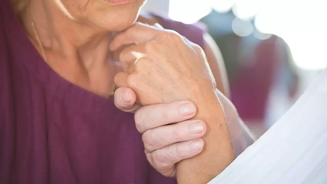 Bestimmte Antikörper-Wirkstoffe können Alzheimer verlangsamen - eine Chance für viele Menschen. (Symbolbild) - Bild: Daniel Naupold/dpa