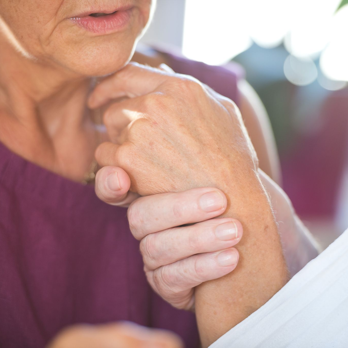 Bestimmte Antikörper-Wirkstoffe können Alzheimer verlangsamen - eine Chance für viele Menschen. (Symbolbild) - Foto: Daniel Naupold/dpa