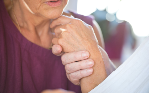 Nur für wenige Alzheimer-Patienten kommt die neue Behandlung infrage. - Foto: Daniel Naupold/dpa