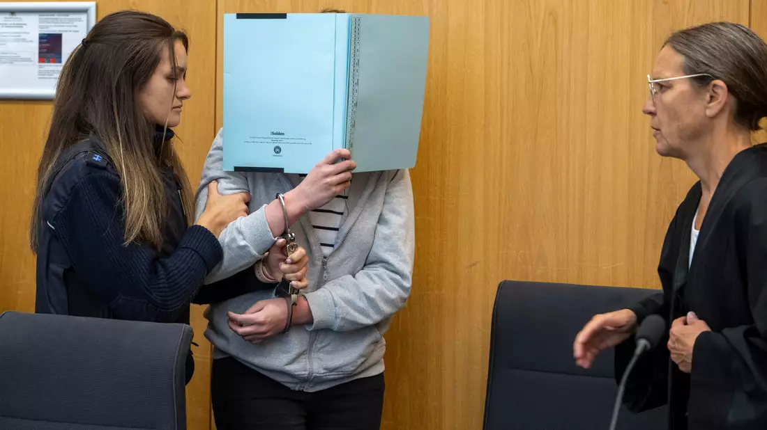 Die 26-Jährige wurde zu lebenslanger Haft verurteilt. (Archivbild) - Bild: Stefan Puchner/dpa