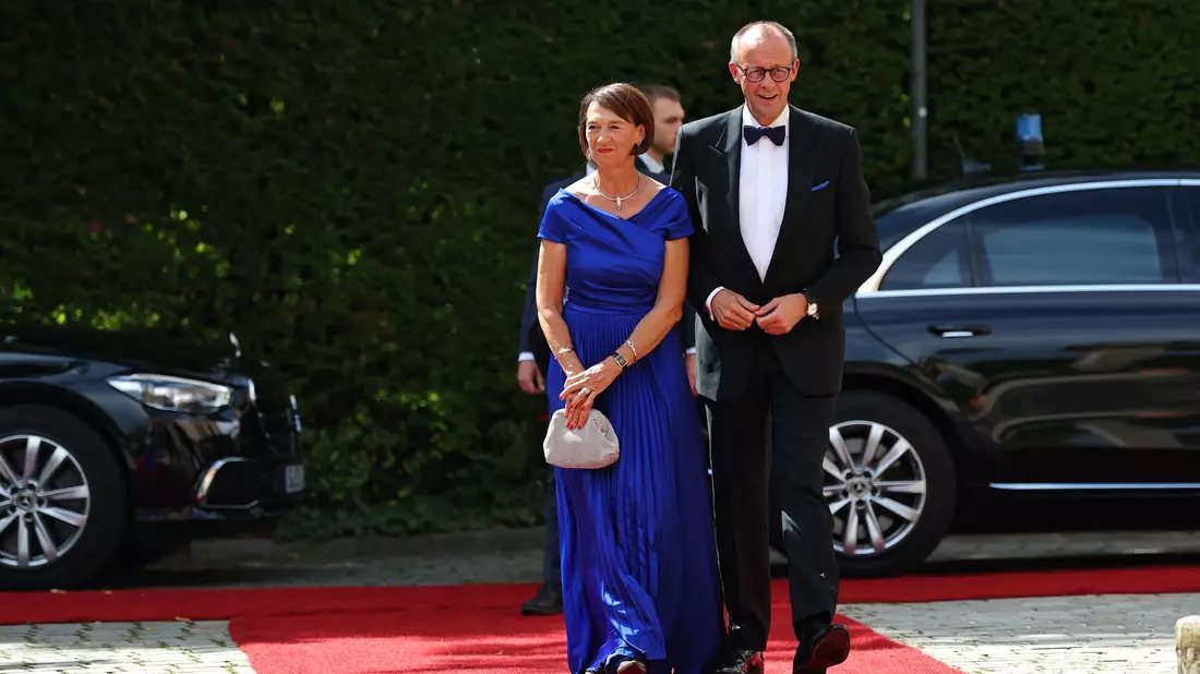 Florian Silbereisen in der Pause der Bayreuth-Premiere. - Bild: Daniel Karmann/dpa