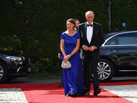 Florian Silbereisen in der Pause der Bayreuth-Premiere. - Foto: Daniel Karmann/dpa