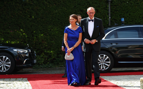 Angela Merkel schüttelt Markus Söder die Hand. - Foto: Daniel Karmann/dpa