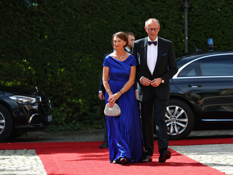 Angela Merkel schüttelt Markus Söder die Hand. - Foto: Daniel Karmann/dpa