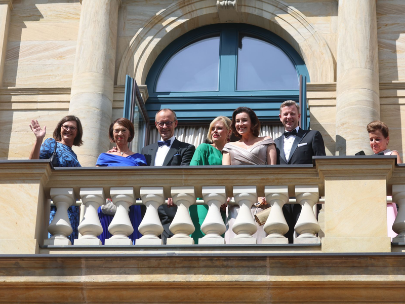 Auf in die Pause - Charlotte und Friedrich Merz.l - Foto: Karl-Josef Hildenbrand/dpa
