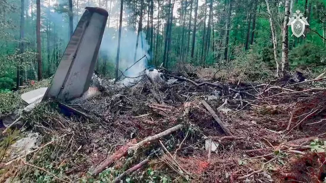 Überreste der abgestürzten An-24 mitten in der Taiga. - Bild: -/Russian Investigative Committee/AP/dpa