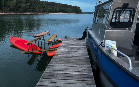 Das Trio war auf einer Konstruktion aus Surfbrettern und einer Bierbank auf dem Brombachsee unterwegs. Bild: Polizei Mittelfranken - Foto: -/Polizei Mittelfranken/dpa Das Trio war auf einer Konstruktion aus Surfbrettern und einer Bierbank auf dem Brombachsee unterwegs. Bild: Polizei Mittelfranken - Foto: -/Polizei Mittelfranken/dpa