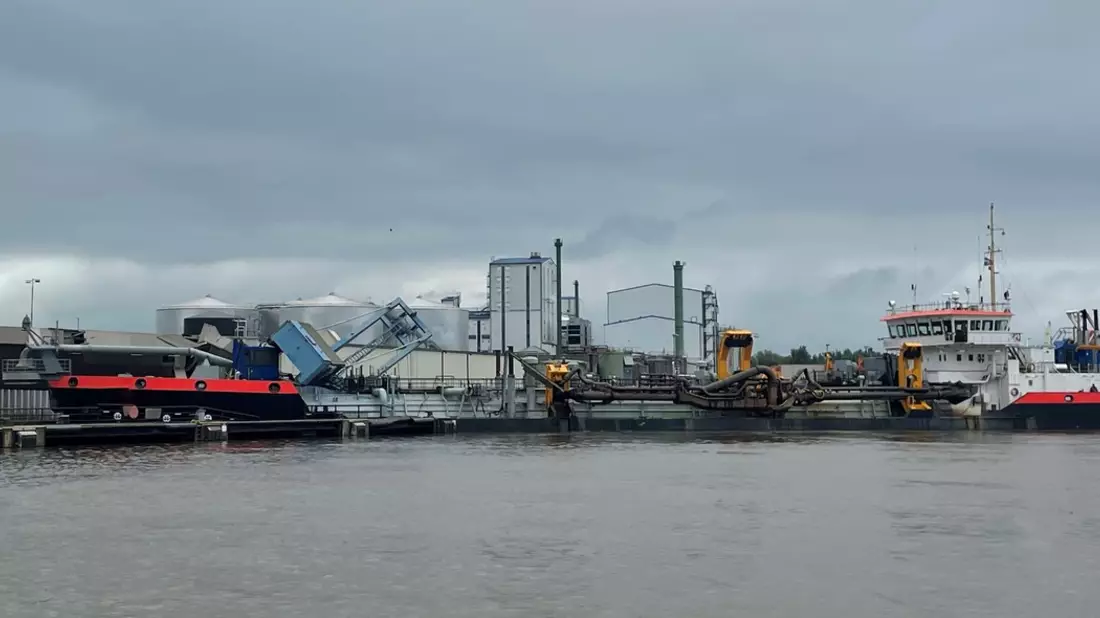 WSPI-OLD: Schiffsunfall im Braker Hafen - glücklicherweise keinen Personenschaden - Bild: presseportal.de