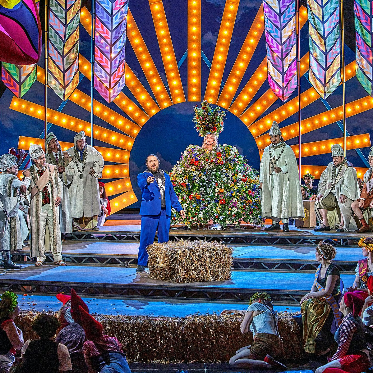 Eine alte Telefonzelle schafft es in Davids' Inszenierung. - Foto: Enrico Nawrath/Bayreuther Festspiele/dpa