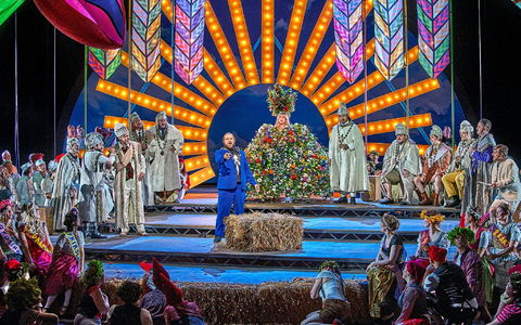 Eine alte Telefonzelle schafft es in Davids' Inszenierung. - Foto: Enrico Nawrath/Bayreuther Festspiele/dpa