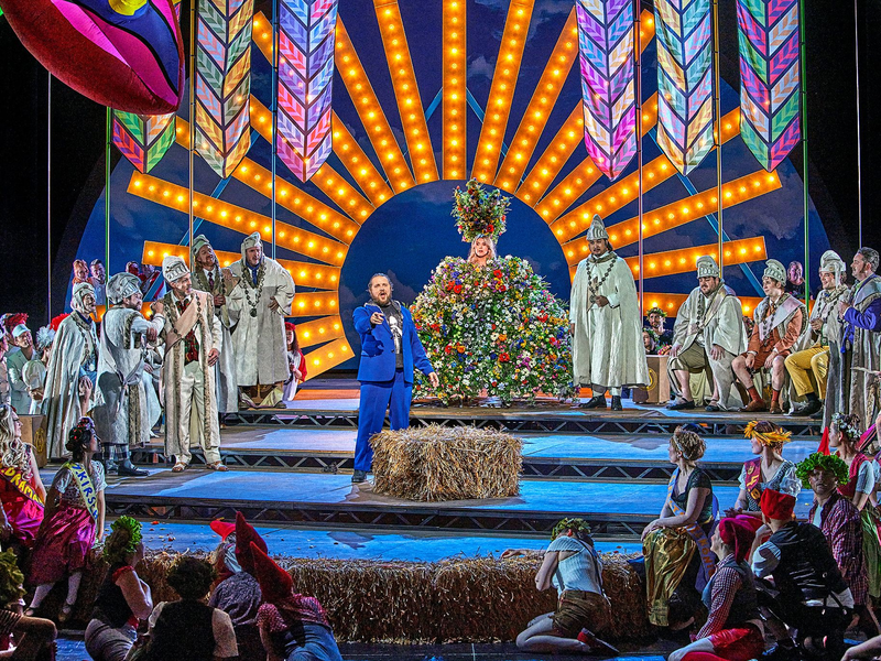 Eine alte Telefonzelle schafft es in Davids' Inszenierung. - Foto: Enrico Nawrath/Bayreuther Festspiele/dpa