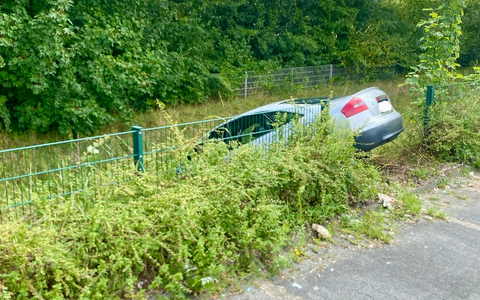 FW Hünxe: Pkw landet im Graben eines Discounters - Foto: presseportal.de