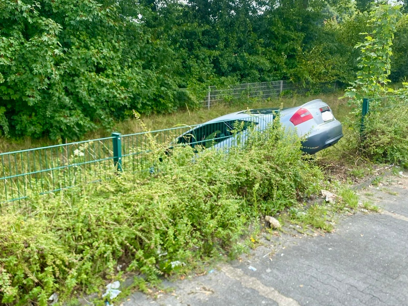 FW Hünxe: Pkw landet im Graben eines Discounters - Foto: presseportal.de