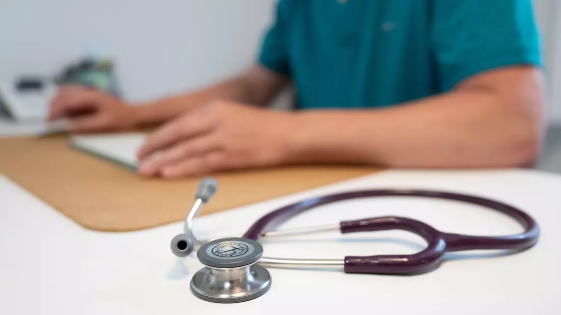 Eine Studie der Uni Würzburg zeigt, dass Ärzte, die in ihrer Arbeit Künstliche Intelligenz verwenden, von Patienten schlechter eingeschätzt werden. (Symbolbild) - Bild: Sebastian Kahnert/dpa