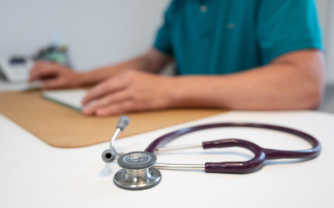Eine Studie der Uni Würzburg zeigt, dass Ärzte, die in ihrer Arbeit Künstliche Intelligenz verwenden, von Patienten schlechter eingeschätzt werden. (Symbolbild) - Foto: Sebastian Kahnert/dpa
