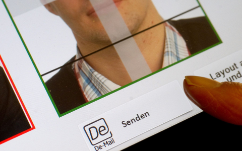 Ab August ist auf den Bürgerämtern Schluss mit Papierfotos. (Archivbild) - Foto: Swen Pförtner/dpa