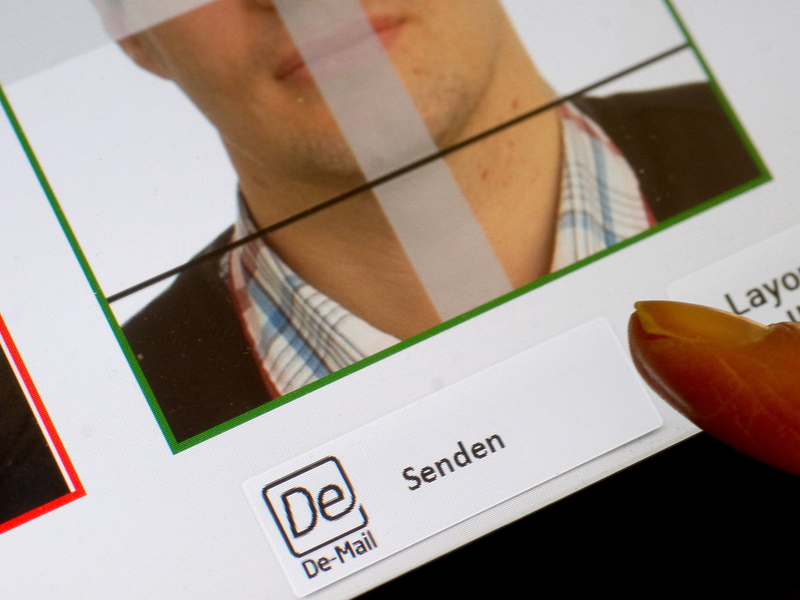 Ab August ist auf den Bürgerämtern Schluss mit Papierfotos. (Archivbild) - Foto: Swen Pförtner/dpa