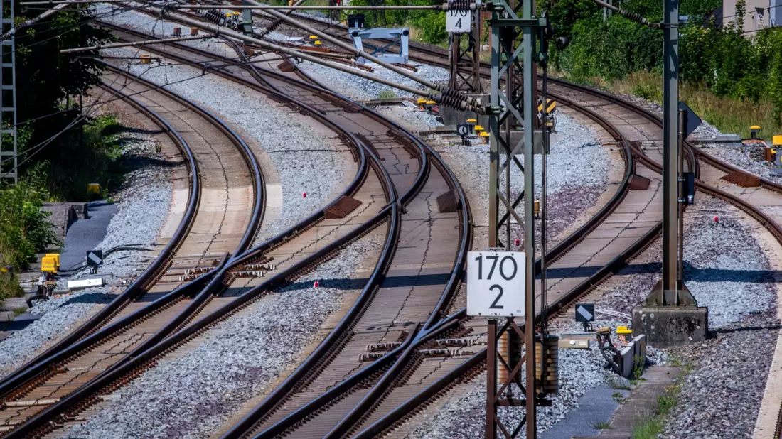 Der Streckenabschnitt zwischen Hamburg und Berlin soll bis April 2026 gesperrt werden. (Archivbild) - Bild: Jens Büttner/dpa