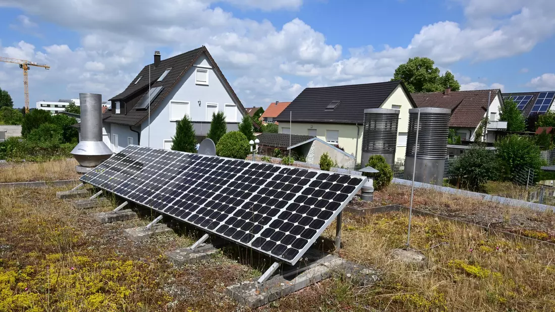 Für Besitzer von Solarangaben gibt es turnusmäßig Einbußen bei der Einspeisevergütung. (Archivbild)  - Bild: Bernd Weißbrod/dpa/dpa-tmn