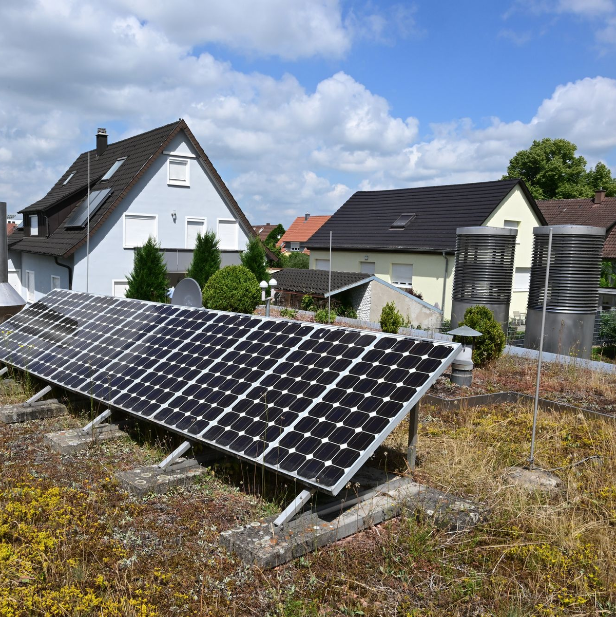 Für Besitzer von Solarangaben gibt es turnusmäßig Einbußen bei der Einspeisevergütung. (Archivbild)  - Foto: Bernd Weißbrod/dpa/dpa-tmn