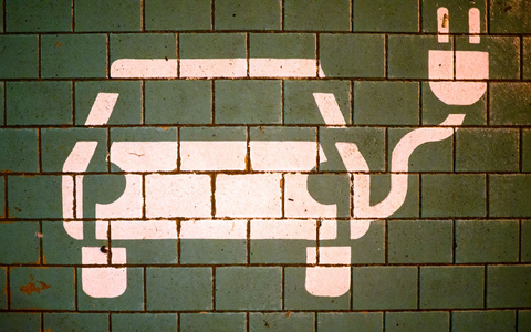 Der E-Auto-Absatz hat zuletzt angezogen. - Foto: Julian Stratenschulte/dpa