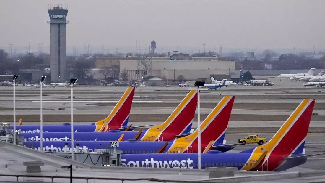 Eine Maschine der US-Fluggesellschaft Southwest Airlines ist plötzlich in einen Sinkflug gegangen - zwei Besatzungsmitglieder wurden verletzt. (Archivfoto) - Bild: Charles Rex Arbogast/AP/dpa