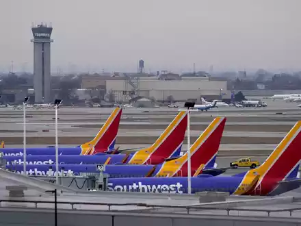 Eine Maschine der US-Fluggesellschaft Southwest Airlines ist plötzlich in einen Sinkflug gegangen - zwei Besatzungsmitglieder wurden verletzt. (Archivfoto) - Foto: Charles Rex Arbogast/AP/dpa
