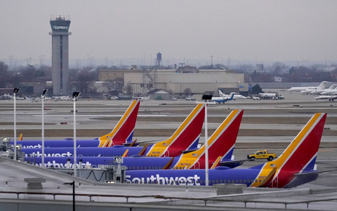 Eine Maschine der US-Fluggesellschaft Southwest Airlines ist plötzlich in einen Sinkflug gegangen - zwei Besatzungsmitglieder wurden verletzt. (Archivfoto) - Foto: Charles Rex Arbogast/AP/dpa Eine Maschine der US-Fluggesellschaft Southwest Airlines ist plötzlich in einen Sinkflug gegangen - zwei Besatzungsmitglieder wurden verletzt. (Archivfoto) - Foto: Charles Rex Arbogast/AP/dpa