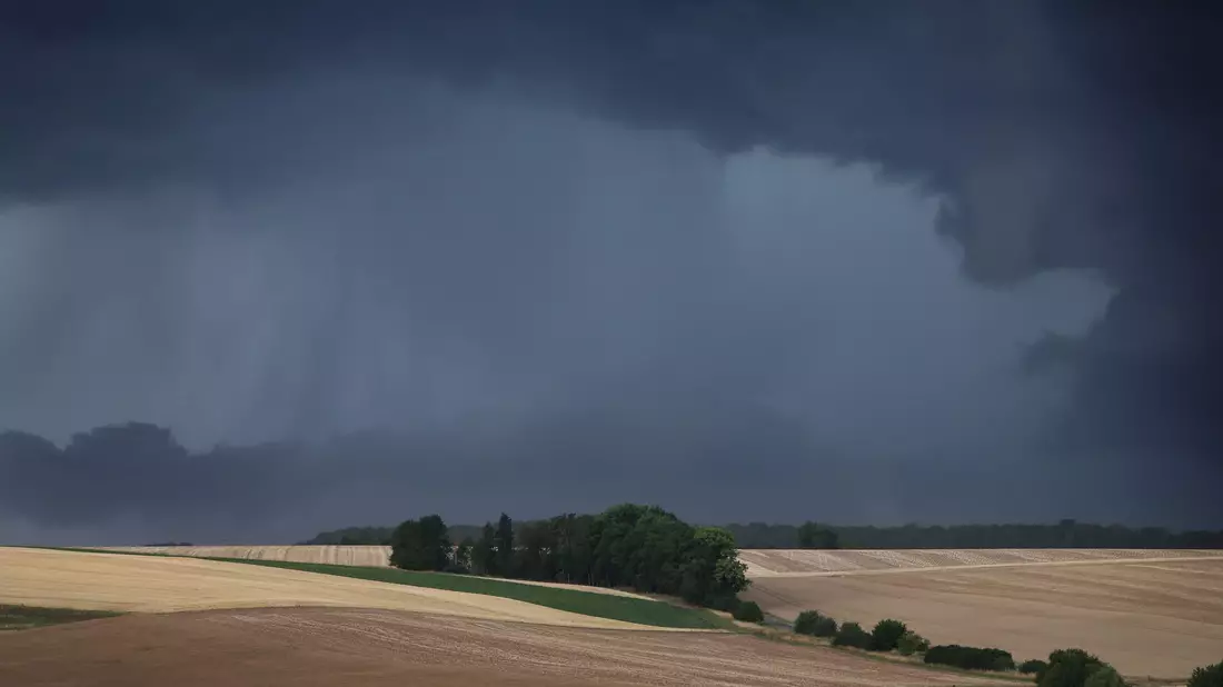 Gewitter und Regen werden vor allem im Süden und Osten Deutschlands erwartet. (Symbolbild) - Bild: Karl-Josef Hildenbrand/dpa