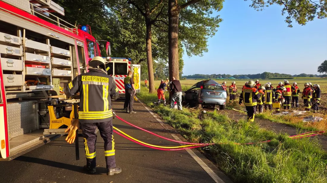 FW-ROW: Fahrerin wird bei Unfall im PKW eingeklemmt - Bild: presseportal.de