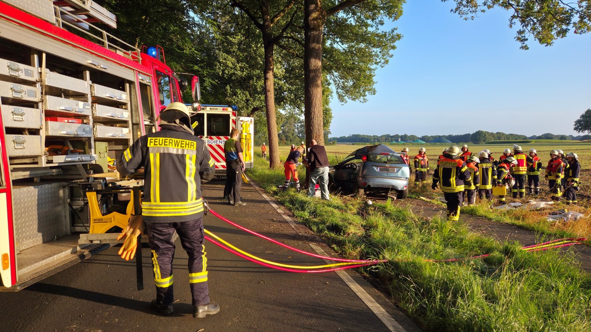 FW-ROW: Fahrerin wird bei Unfall im PKW eingeklemmt - Foto: presseportal.de