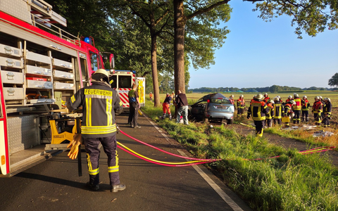 FW-ROW: Fahrerin wird bei Unfall im PKW eingeklemmt - Foto: presseportal.de