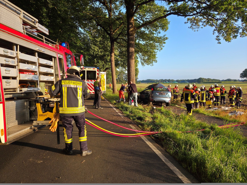 FW-ROW: Fahrerin wird bei Unfall im PKW eingeklemmt - Foto: presseportal.de