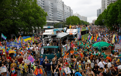 Omid Nouripour begrüßte die Menge mit «Hallo Zirkus!». - Foto: Casten Koall/dpa