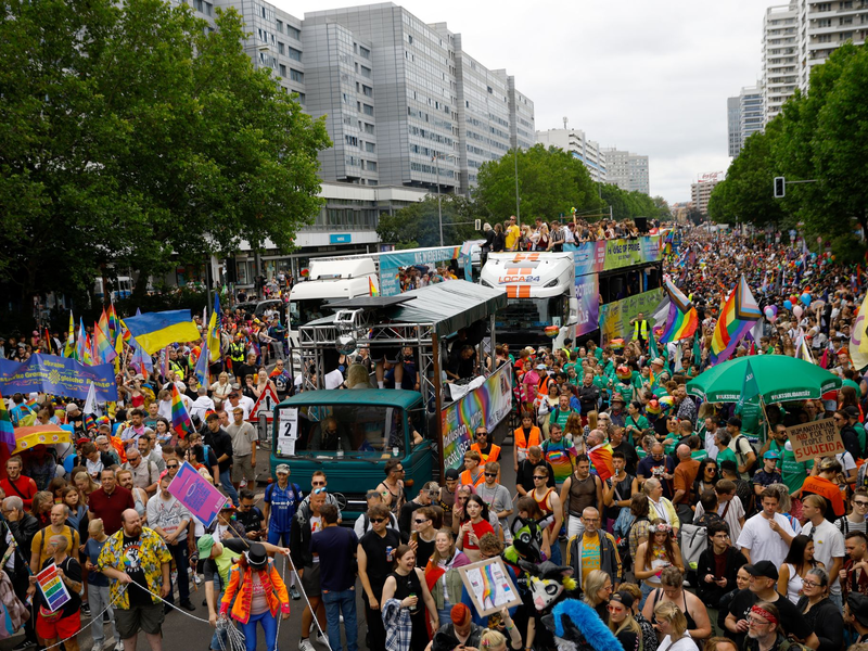 Omid Nouripour begrüßte die Menge mit «Hallo Zirkus!». - Foto: Casten Koall/dpa