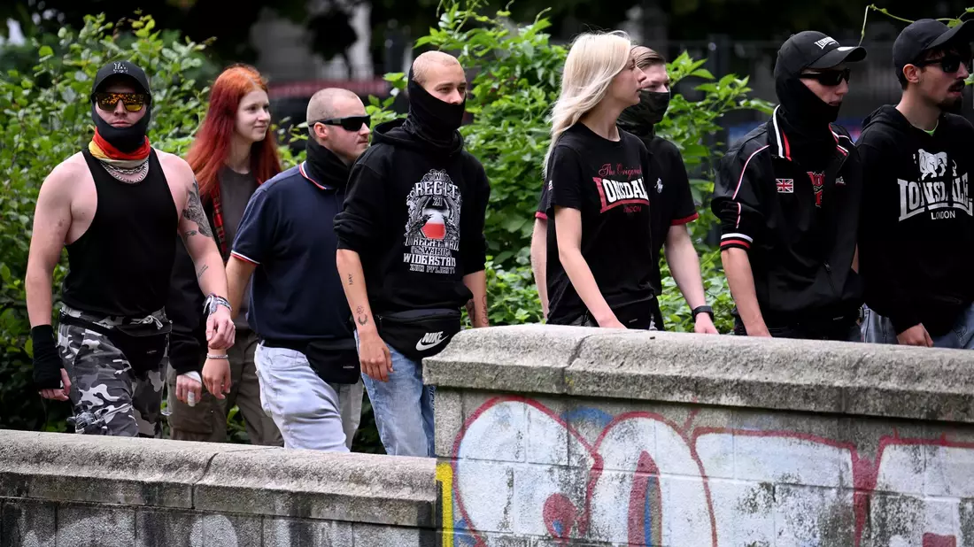 Etwa 30 bis 50 Personen beteiligten sich an einer rechten Gegendemonstration. - Bild: Bernd von Jutrczenka/dpa