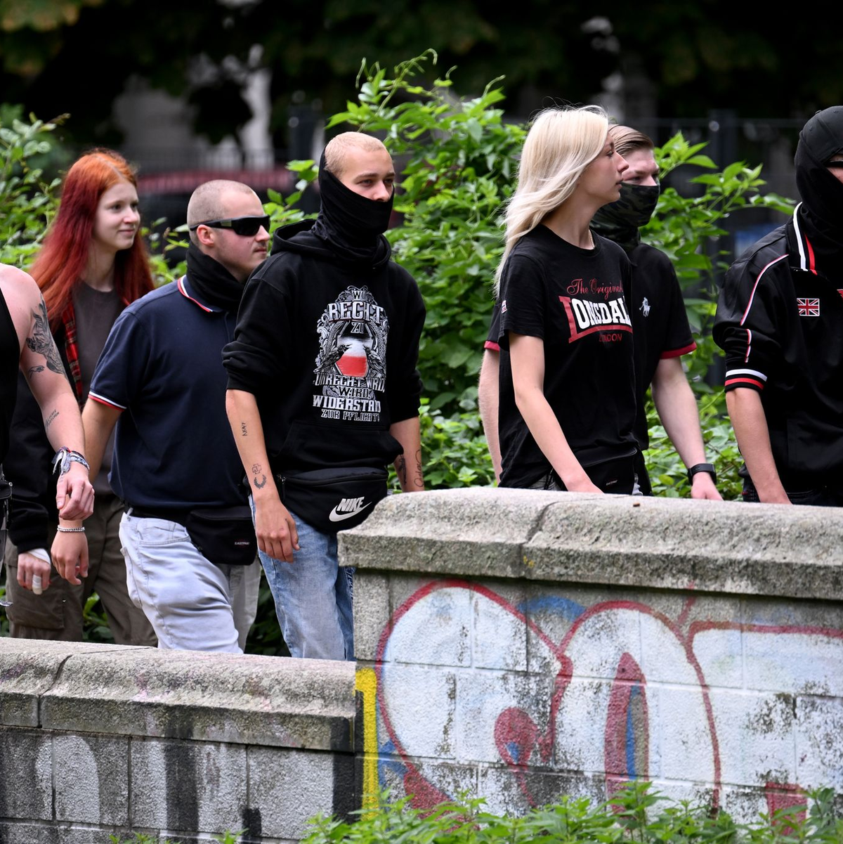 Etwa 30 bis 50 Personen beteiligten sich an einer rechten Gegendemonstration. - Foto: Bernd von Jutrczenka/dpa