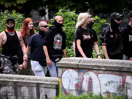 Etwa 30 bis 50 Personen beteiligten sich an einer rechten Gegendemonstration. - Foto: Bernd von Jutrczenka/dpa