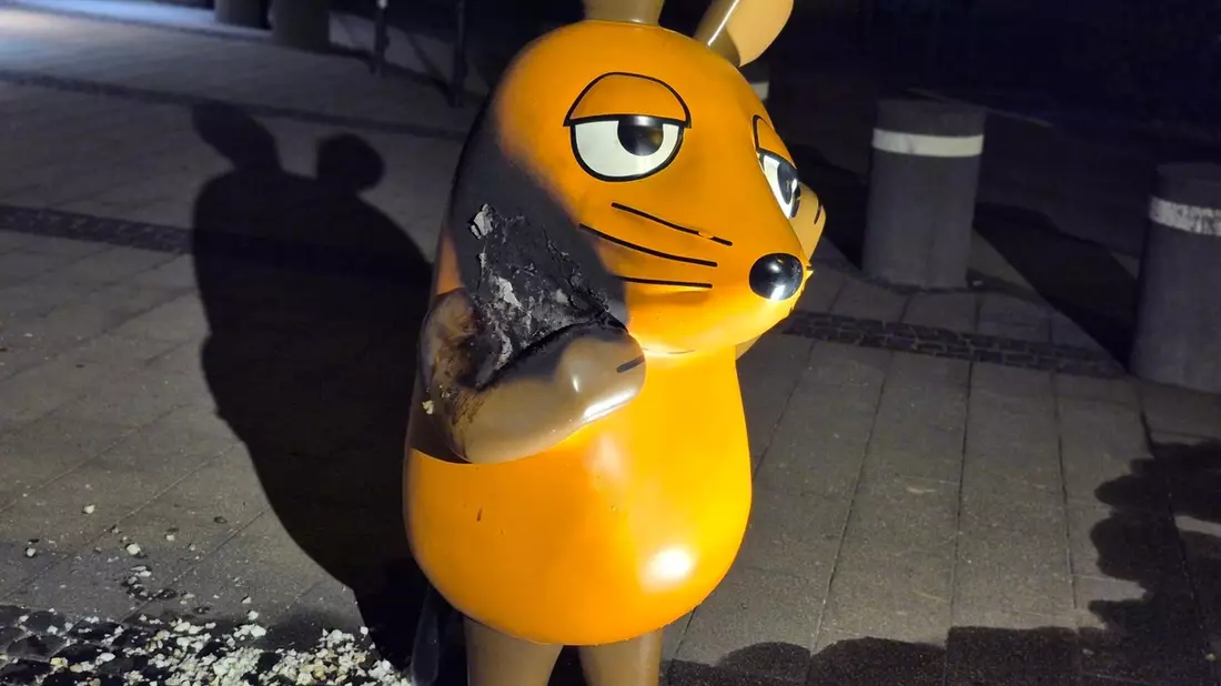 Maus-Figur in Köln in Brand gesetzt - Bild: presseportal.de