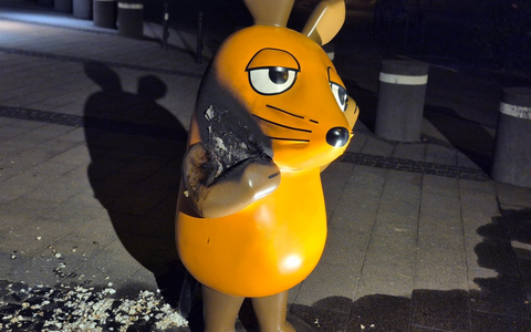 Maus-Figur in Köln in Brand gesetzt - Foto: presseportal.de