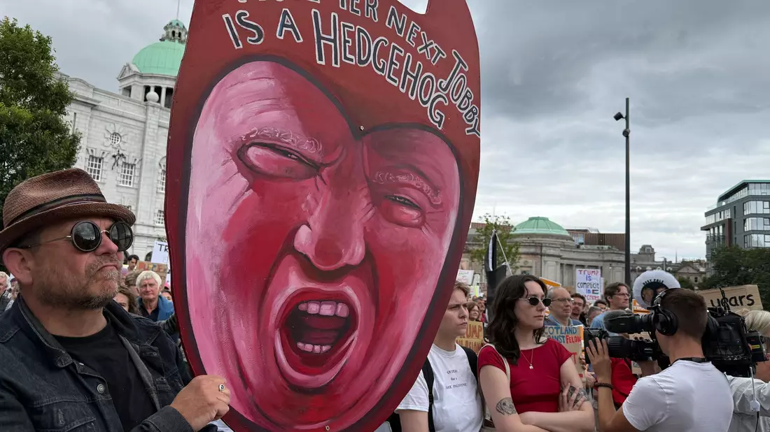 Zahlreiche Menschen protestieren gegen Donald Trump - Bild: Jan Mies/dpa