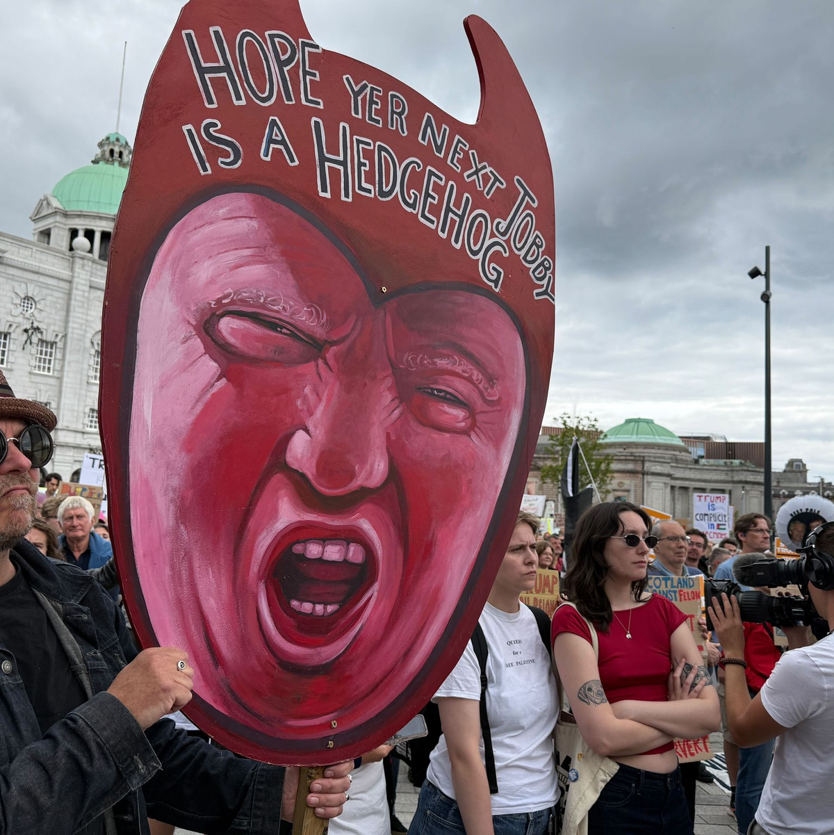 Zahlreiche Menschen protestieren gegen Donald Trump - Foto: Jan Mies/dpa