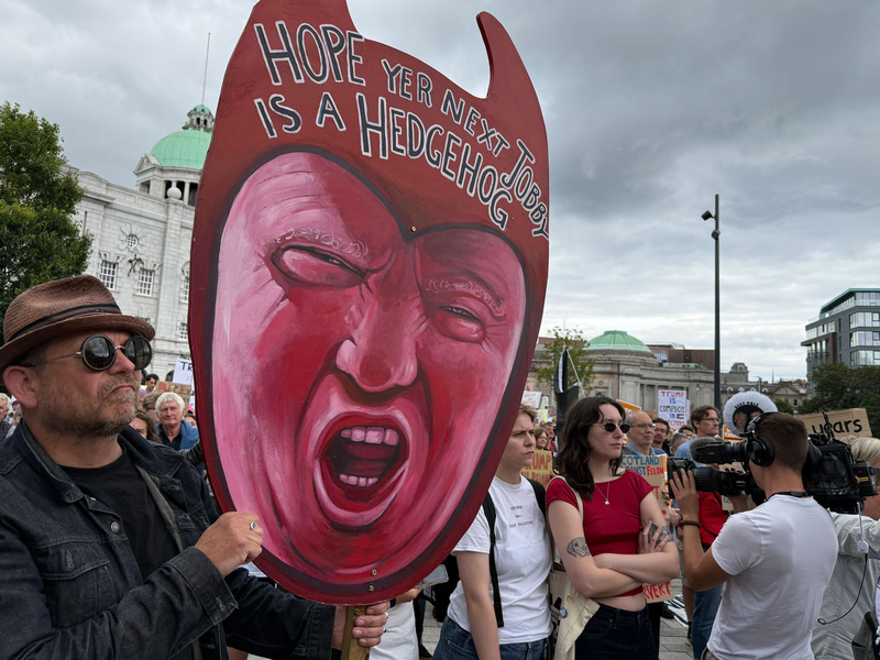 Zahlreiche Menschen protestieren gegen Donald Trump - Foto: Jan Mies/dpa