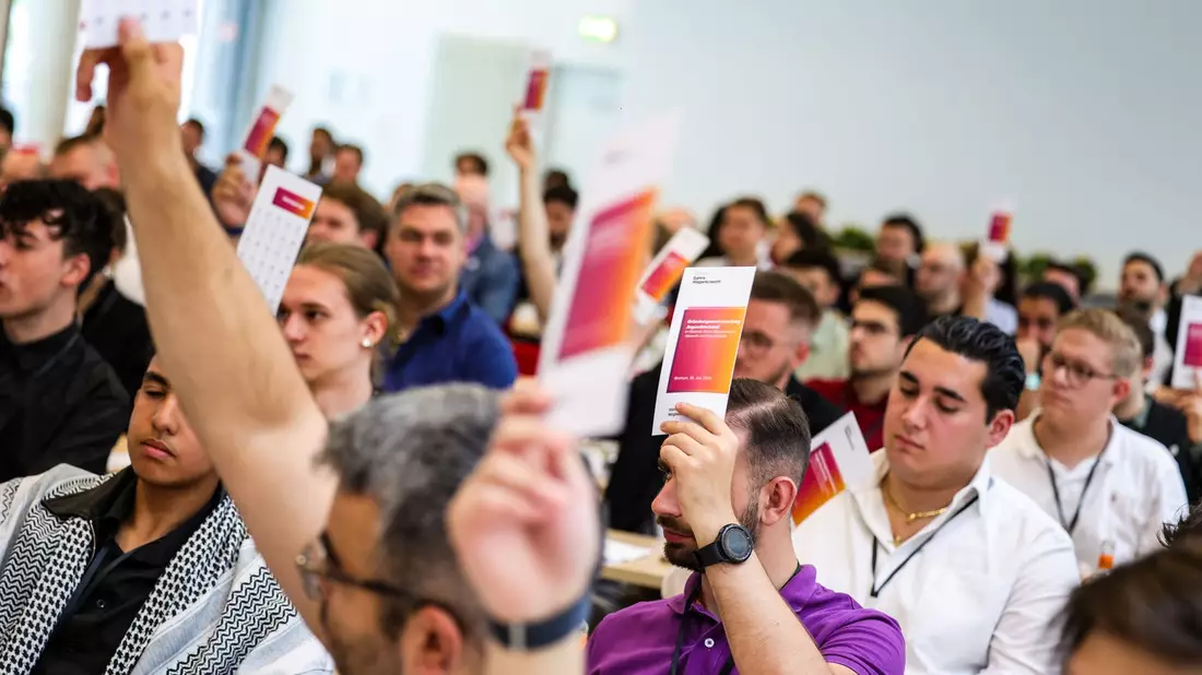 Die Teilnehmenden stimmen beim Gründungskongress ab. - Bild: Christoph Reichwein/dpa