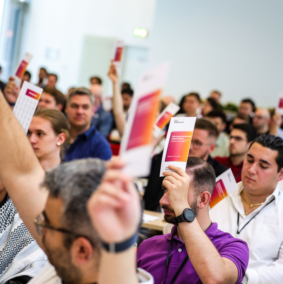 Die Teilnehmenden stimmen beim Gründungskongress ab. - Foto: Christoph Reichwein/dpa