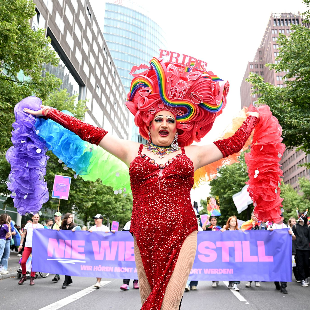 Teilnehmerinnen und Teilnehmer greifen auf ihren Plakaten auch die Kontroverse um die Regenbogenflagge am Bundestag auf. - Foto: Bernd von Jutrczenka/dpa