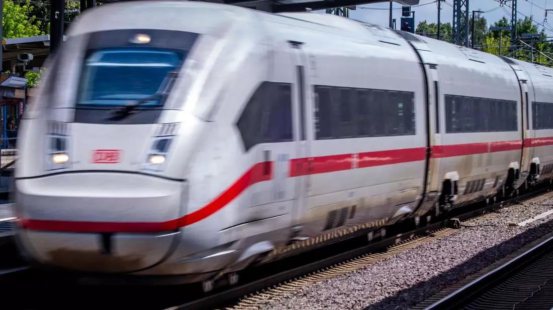 Technisches Problem: Rund 400 ICE-Passagiere müssen stundenlang in Tunnel ausharren. (Symbolbild) - Bild: Jens Büttner/dpa