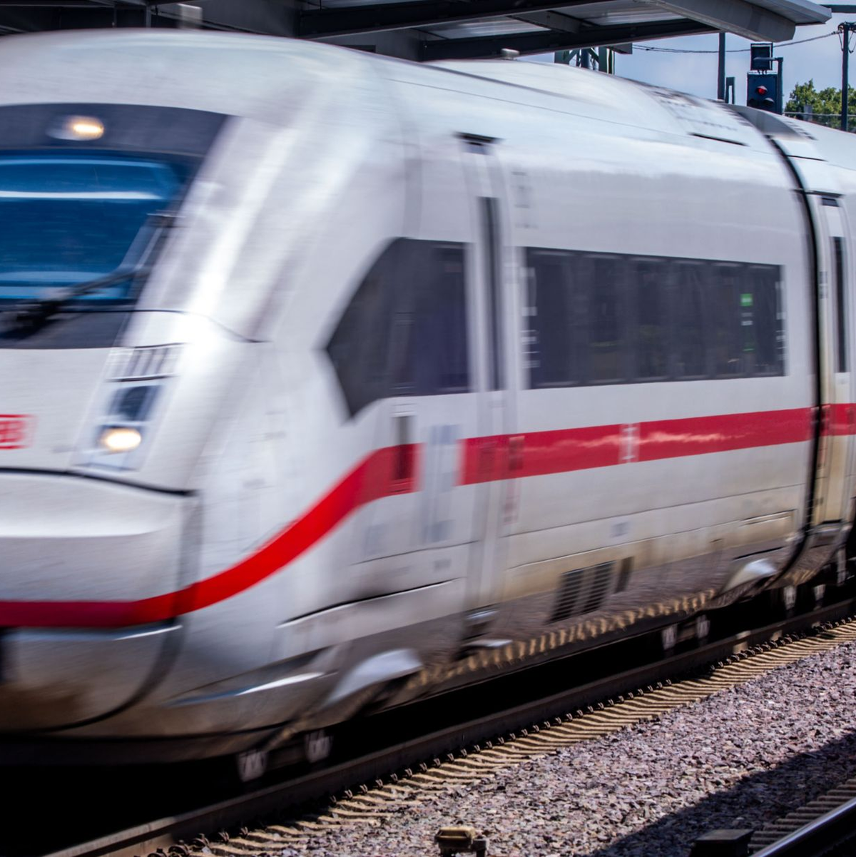 Technisches Problem: Rund 400 ICE-Passagiere müssen stundenlang in Tunnel ausharren. (Symbolbild) - Foto: Jens Büttner/dpa