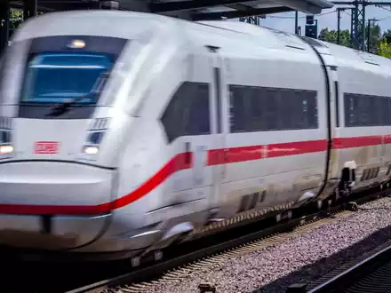 Technisches Problem: Rund 400 ICE-Passagiere müssen stundenlang in Tunnel ausharren. (Symbolbild) - Foto: Jens Büttner/dpa