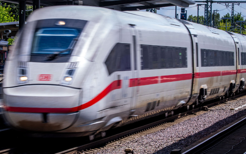Technisches Problem: Rund 400 ICE-Passagiere müssen stundenlang in Tunnel ausharren. (Symbolbild) - Foto: Jens Büttner/dpa Technisches Problem: Rund 400 ICE-Passagiere müssen stundenlang in Tunnel ausharren. (Symbolbild) - Foto: Jens Büttner/dpa